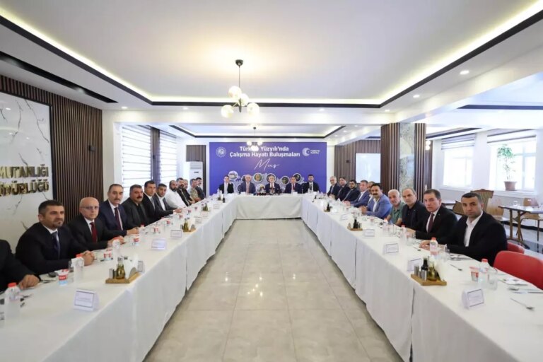 bakan-isikhan-musta-is-dunyasiyla-toplandi-GWenQZfx.jpg