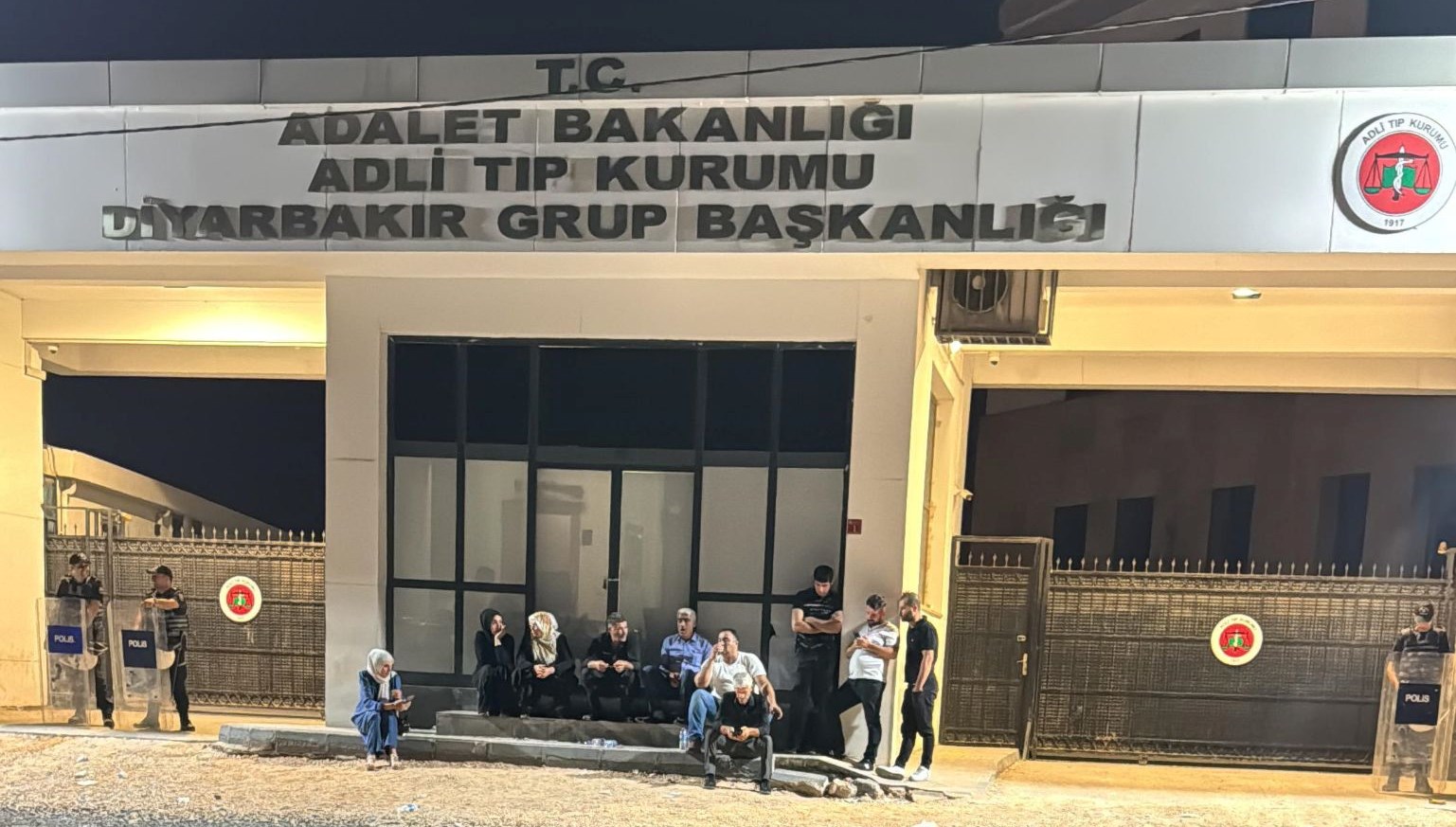 6 yasindaki cocuk yan yatan romorkun altinda can verdi Gv8gunEr