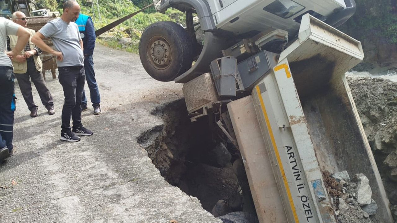 artvinde yol aniden coktu kamyon cukura dustu sndW5ABH