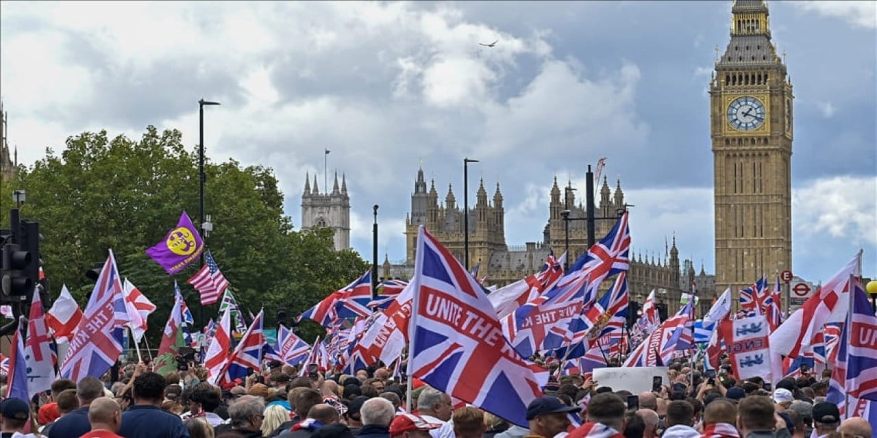 asiri sag protestolar londrayi karistirdi 26 polis yaralandi mvYMVObj