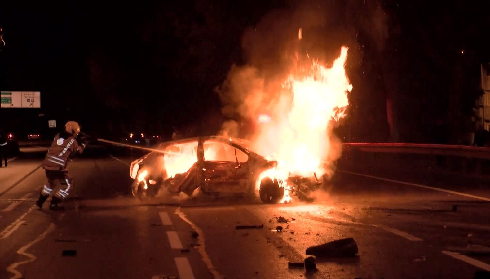 esenlerde takla atan otomobil alev aldi yola varulan 5 kisi yaralandi YTKM9VgX