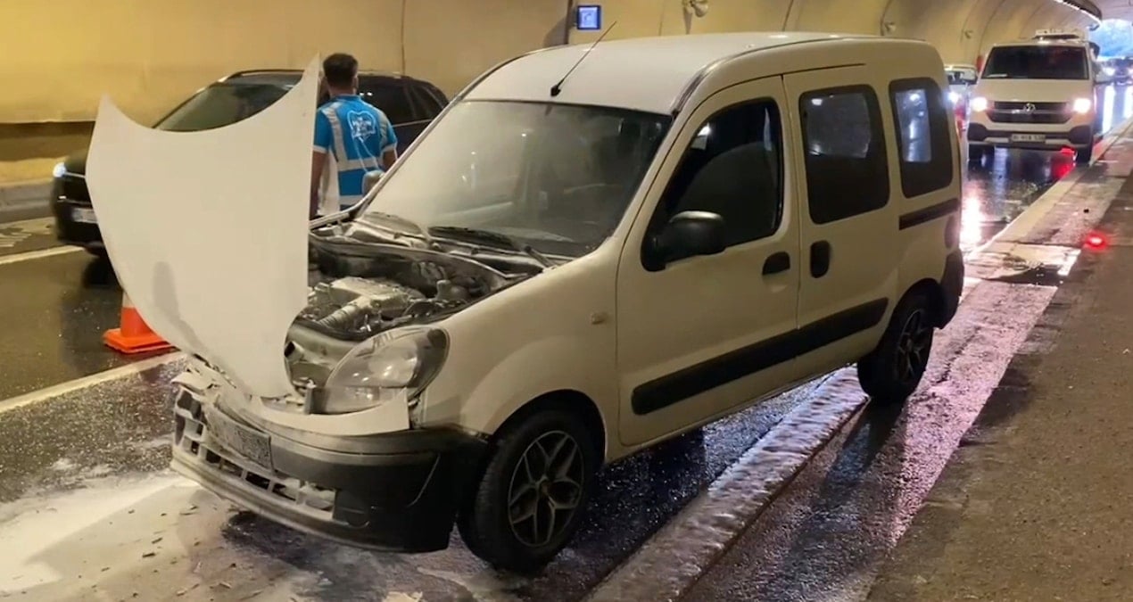 uskudarda zincirleme kaza bir otomobil yandi l3JMkWZd