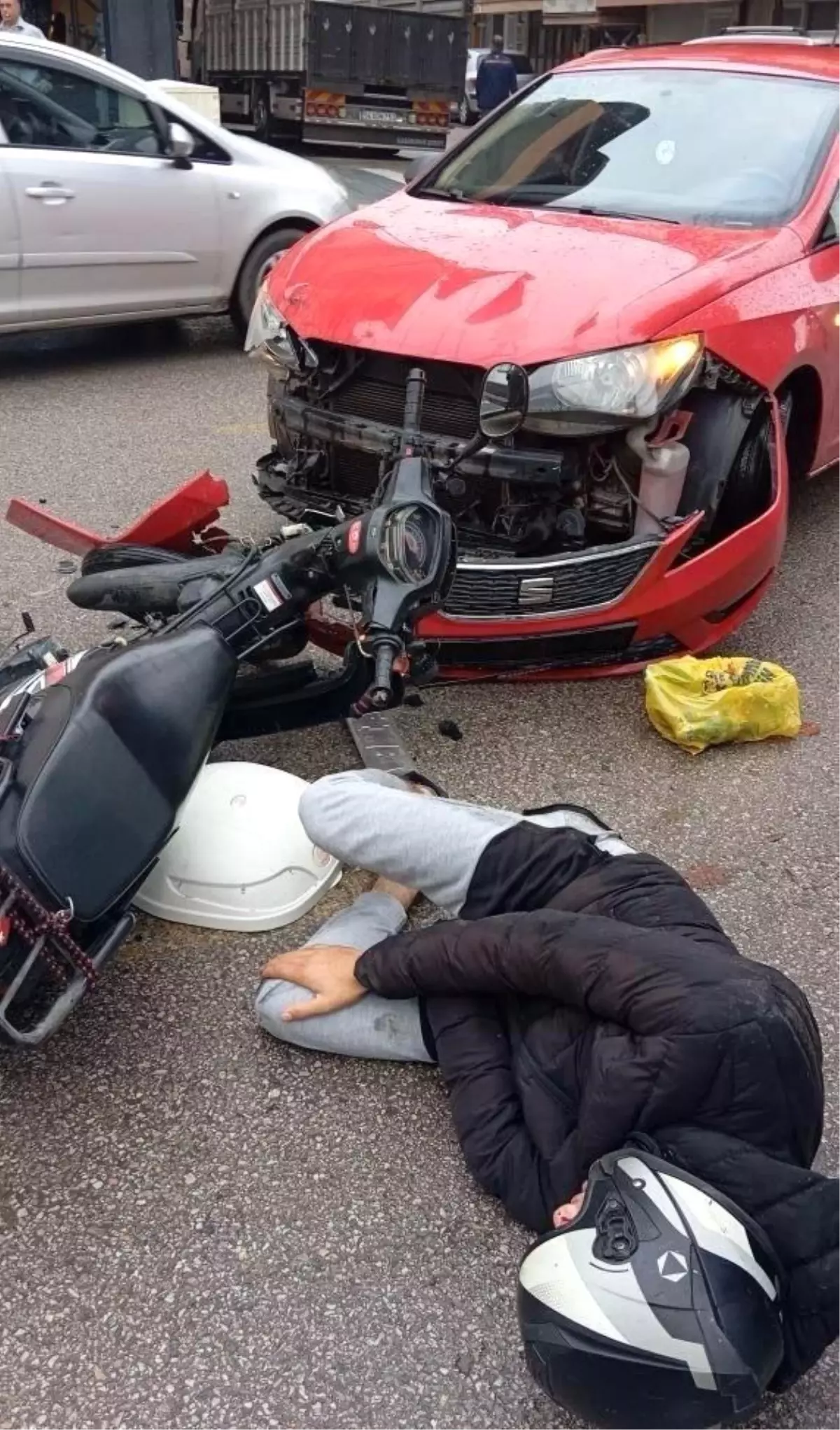 adapazarinda motosiklet ve otomobil kafa kafaya carpisti erl7wbbn.jpg