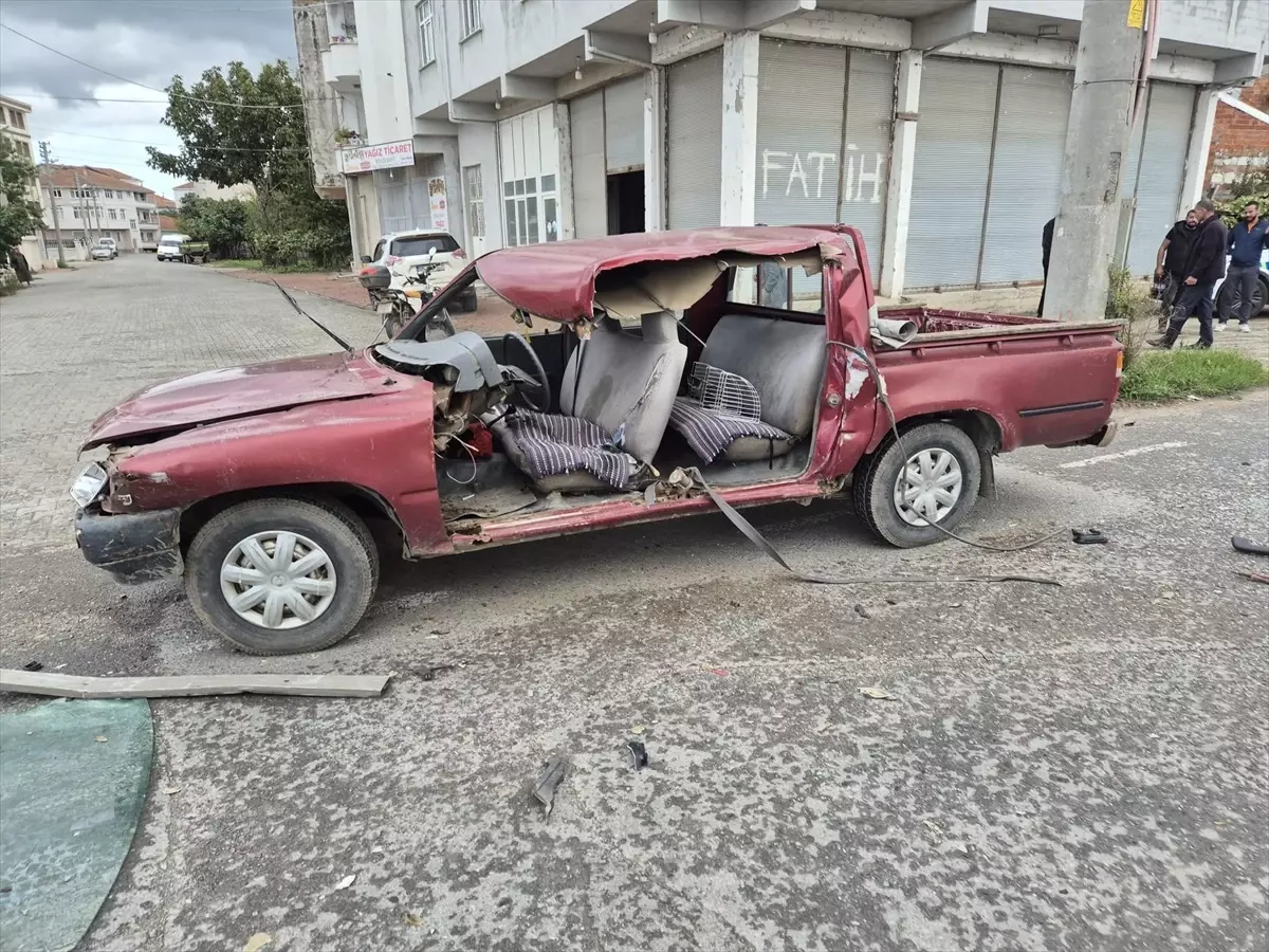 bafrada kamyon pikap carpismasi 2 yarali KMVG9zS6.jpg