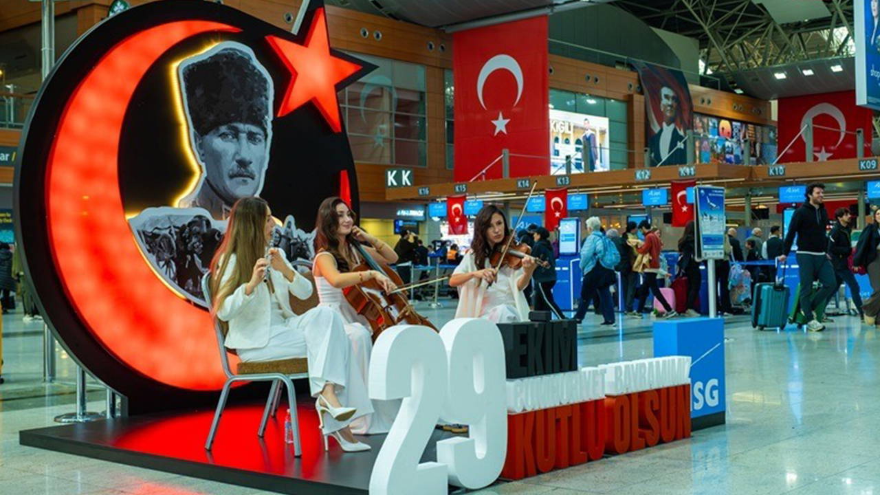 cumhuriyetin 102 yasi sabiha gokcen havalimaninda coskuyla kutlandi yurttaslara turk bayragi rozeti hediyesi sGRvAVxg.jpg