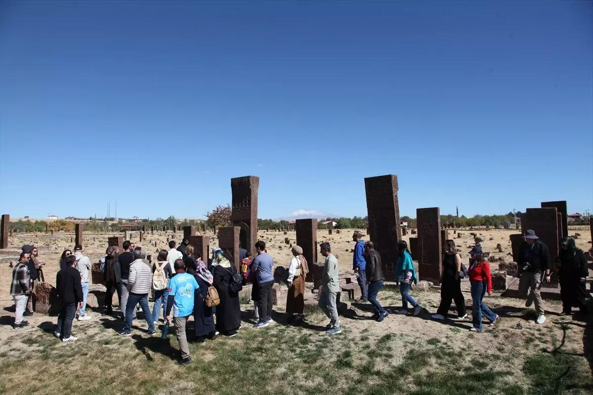 dogaseverler ahlattaki tarihi ve turistik alanlari gezdi YRmIkXbQ