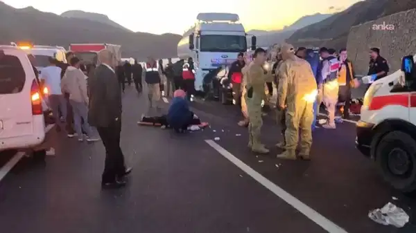 hakkari van karayolunda trafik kazasi 2 olu 5 yarali 17Vu7uNO.jpg