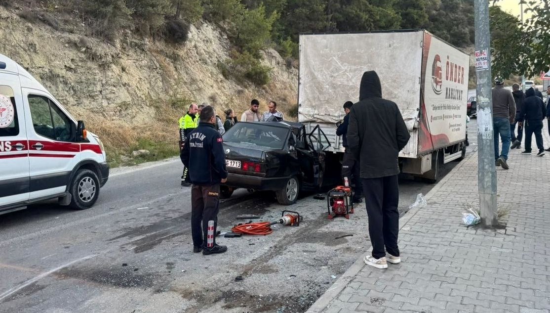 kusadasinda otomobil park halindeki kamyonete carpti bir olu dort yarali JBeAIpjb.jpg