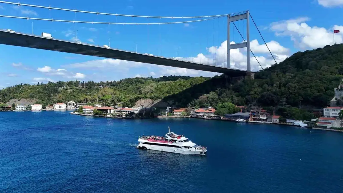 liverpool taraftarlari istanbul bogazinda tekne turu QqUWQyCa