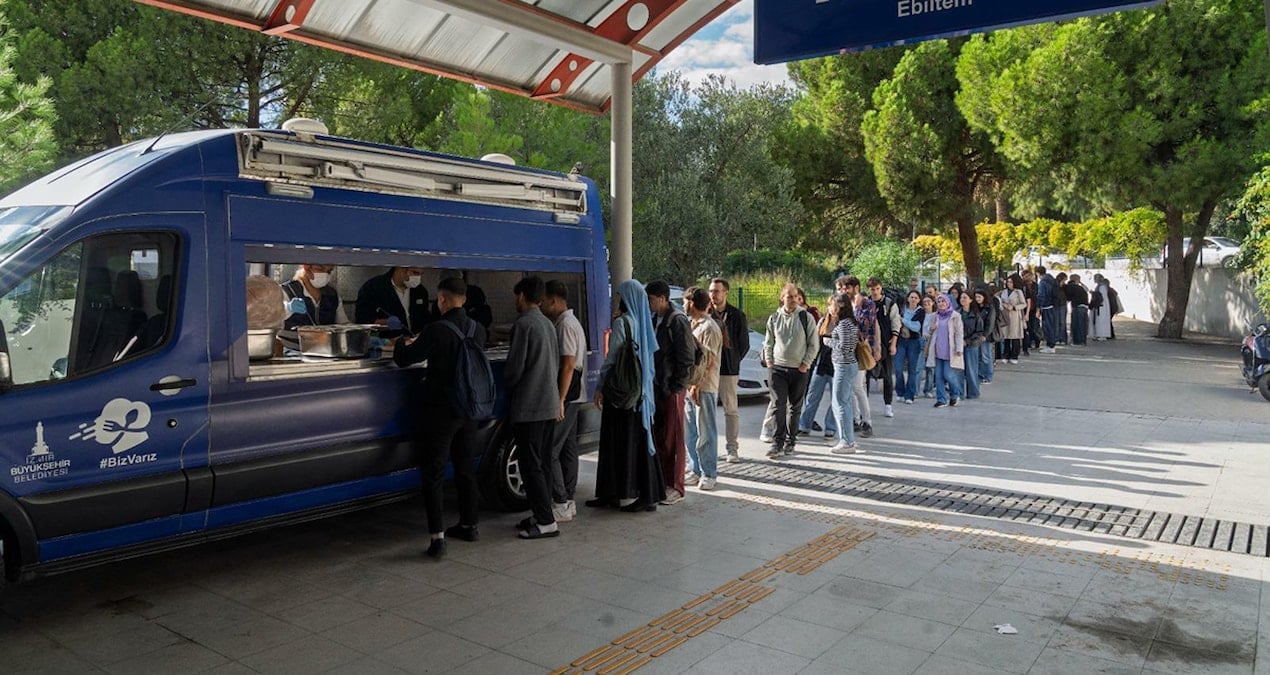 universiteliler ucretsiz yemek kuyrugunda 4k8zFGge.jpg