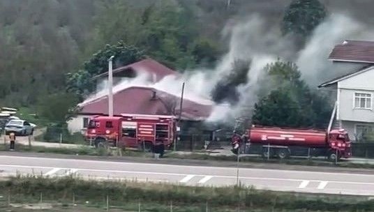 yanginda tek katli ev kullanilamaz hale geldi vcWaZKgJ