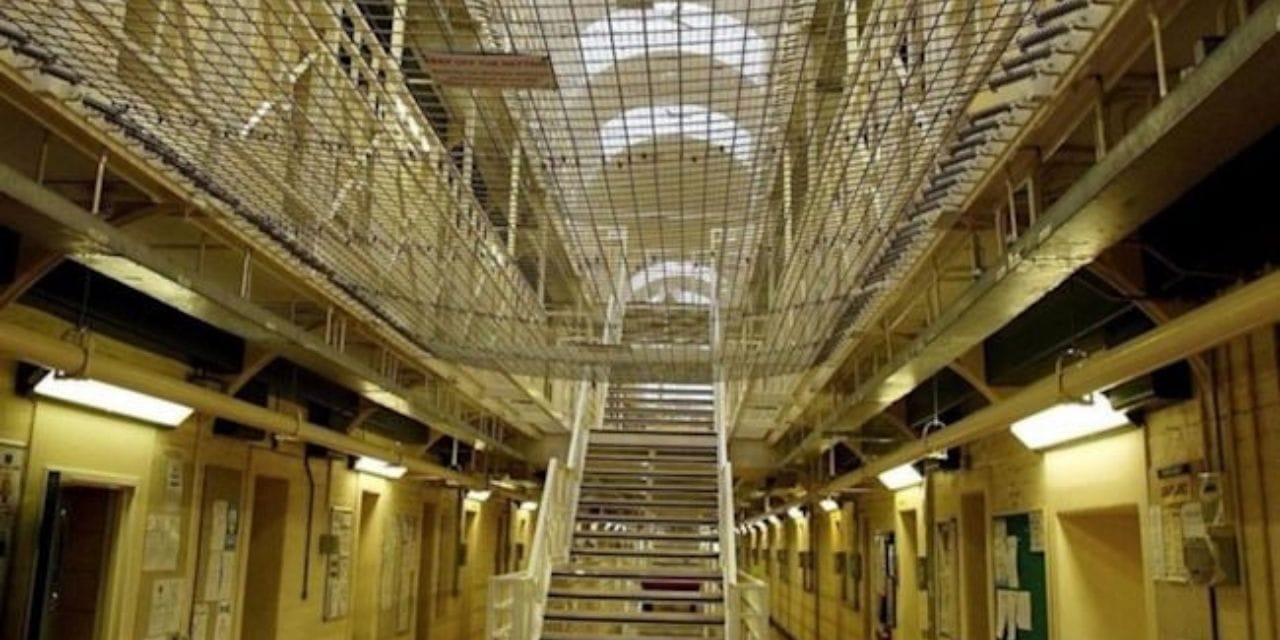 2 yasindaki uvey kizini vahsice oldurdu hapiste olduruldu basi ve bogazi kesildi nacl5ngq.jpg