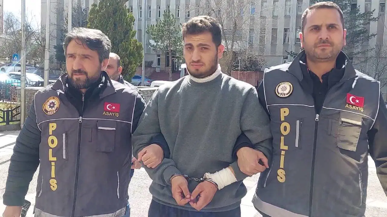 evli oldugu kadini hastane bahcesinde bogarak oldurmustu cezasi belli oldu yZnKVY3V.jpg