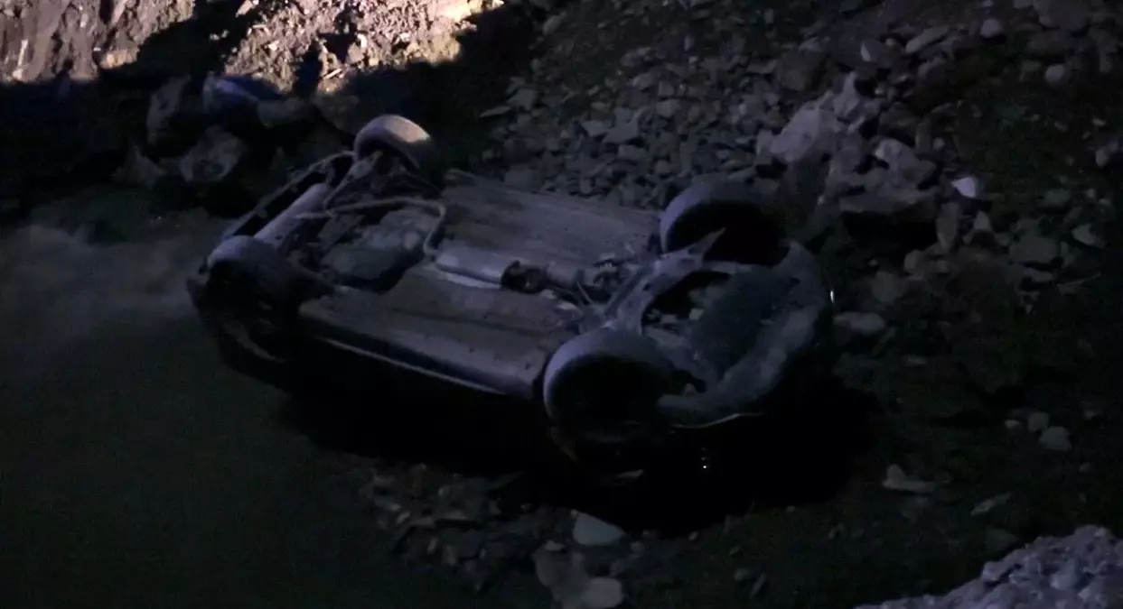 hakkaride kontrolden cikan otomobil dereye uctu 2 yarali SI1N6ewM.jpg