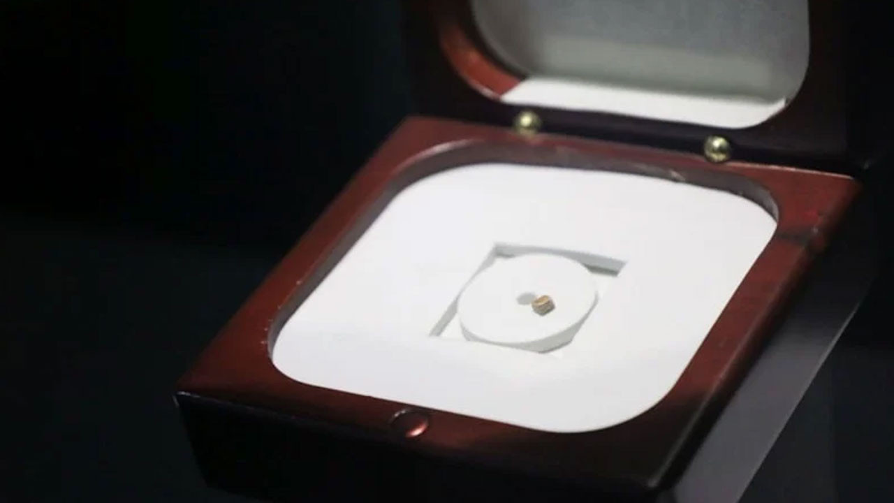 Ege Üniversitesi’nde dünyanın en küçük kitabı ve en hafif kâğıdı sergileniyor