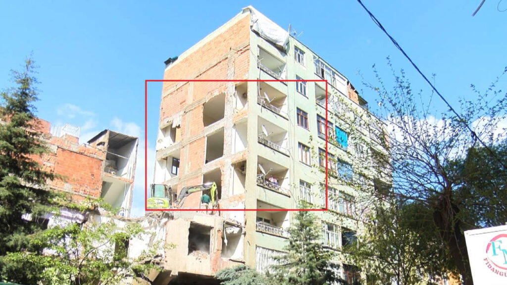 bina-yikilinca-bitisikteki-apartmanin-bazi-odalarinin-duvarinin-yapilmadigi-ortaya-cikti-jpNgZC4X