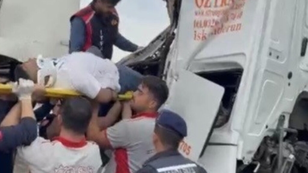 osmaniyede-tir-osb-giris-kapisina-carpti-surucu-kabinde-sikisti-84jcl85H