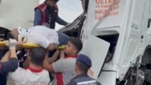 osmaniyede-tir-osb-giris-kapisina-carpti-surucu-kabinde-sikisti-84jcl85H