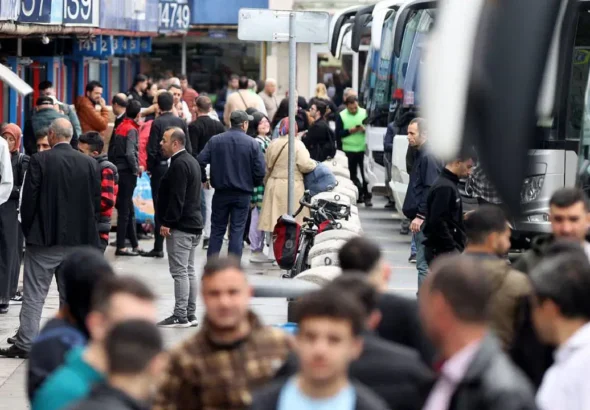 bayramda-memleket-gezisi-de-tatil-de-hayal-oldu-cocuklarin-karnini-bile-zor-doyuruyoruz-dAVRL4B6