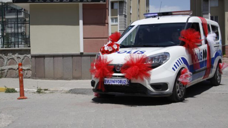 polis-cift-nikaha-susledikleri-ekip-otosuyla-geldi-yhzJ6JpZ