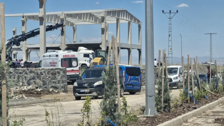 Diyarbakır’da iş cinayeti… Beton blok, işçilerin üzerine düştü: 1 ölü, 1 yaralı!