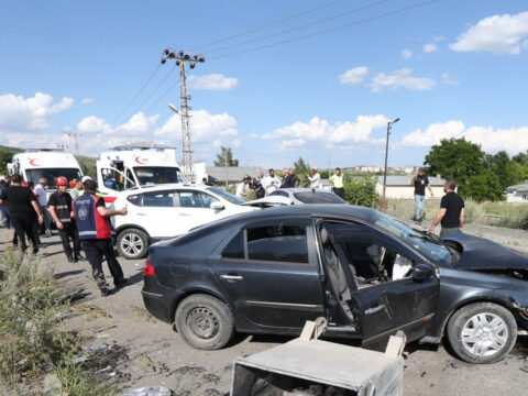 Karsta 3 arac carpisti 5 yarali BpTJFmKu