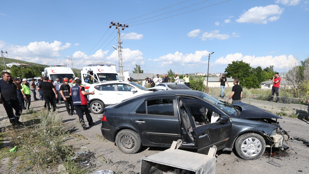 Karsta 3 arac carpisti 5 yarali BpTJFmKu
