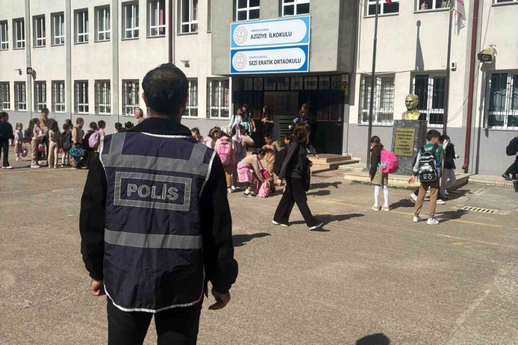 sakarya-karasuda-okul-cevresinde-polis-egitim-saatleri-boyunca-gorev-aldi-EvUYizYi