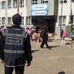 Sakarya Karasu’da okul çevresinde polis eğitim saatleri boyunca görev aldı