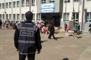 sakarya-karasuda-okul-cevresinde-polis-egitim-saatleri-boyunca-gorev-aldi-EvUYizYi